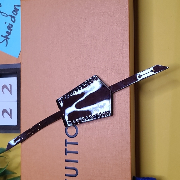 NEW UNUSED LOUIS VUITTON LV AMARANTE VERNIS PATENT LEATHER CLOCHETTE KEY BELL - Picture 5 of 7